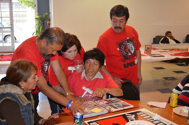 Union members share their memories at a Justice for Janitors Day event in 2011. IRLE Archives.