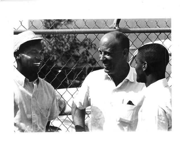 IIR researcher and economist Paul Bullock speaking with workers, c. 1968 / UCLA Library Special Collections 